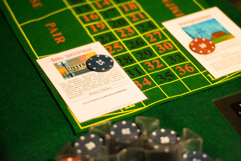 Ведущий развлекает гостей на корпоративе в Yaroslavl